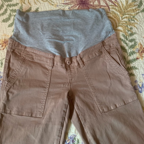 🔥 2/$50 🔥 Thyme Maternity Tan Capris - Picture 2 of 4